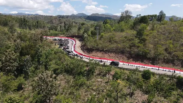 Bentangan Bendera Raksasa di Tapal Batas RI-Timor Leste